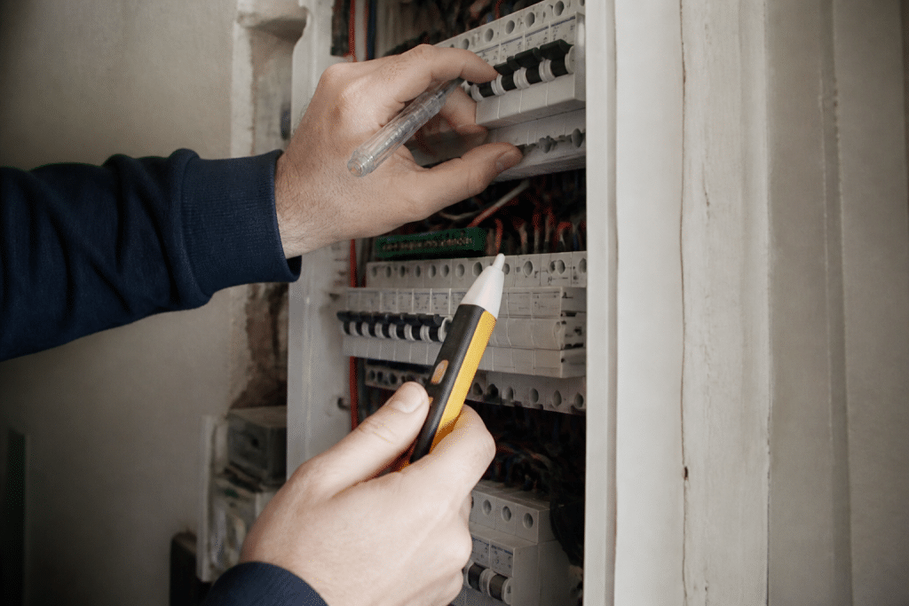 Main coupant disjoncteur tableau electrique testeur tournevis