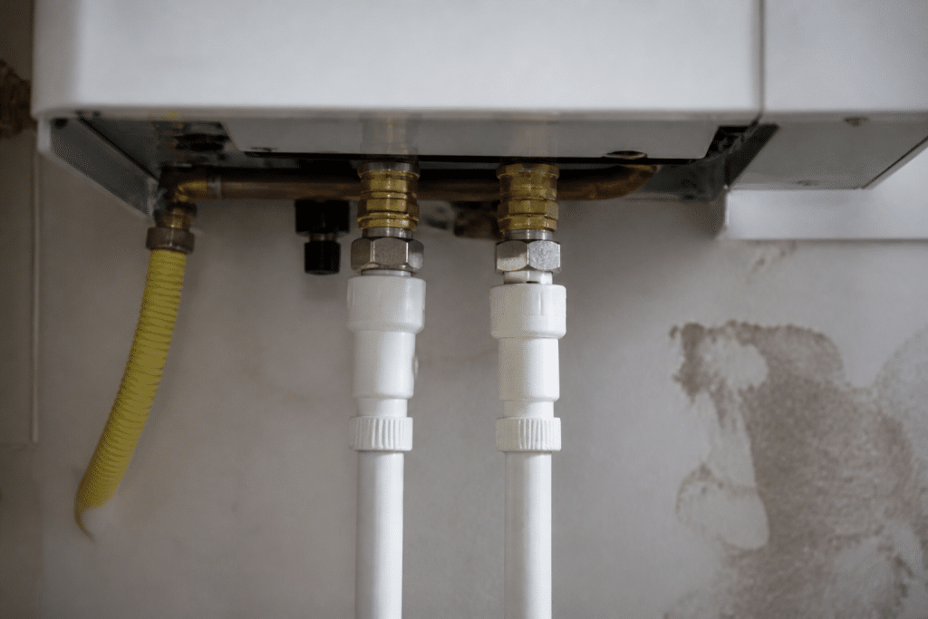 Deux tuyaux separés sortent d'une chaudière gaz condensation