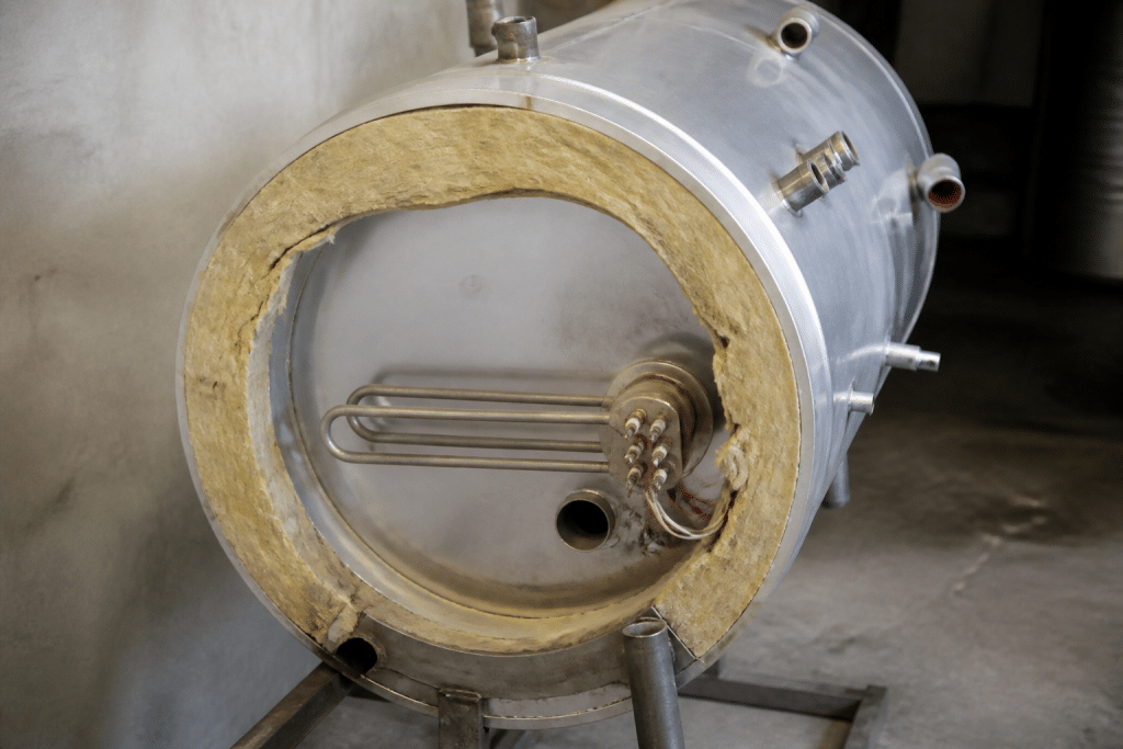 Reservoir metallique avec resistance electrique et isolation thermique visible