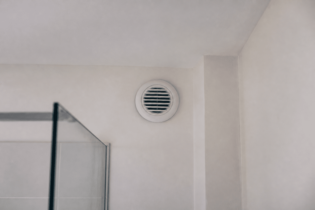 Conduit extraction air salle bain avec grille blanche