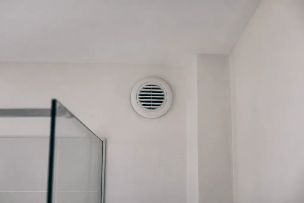 Conduit extraction air salle bain avec grille blanche