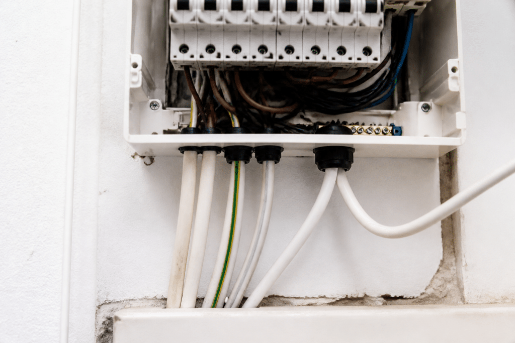Cables connectes au tableau electrique pour radiateurs