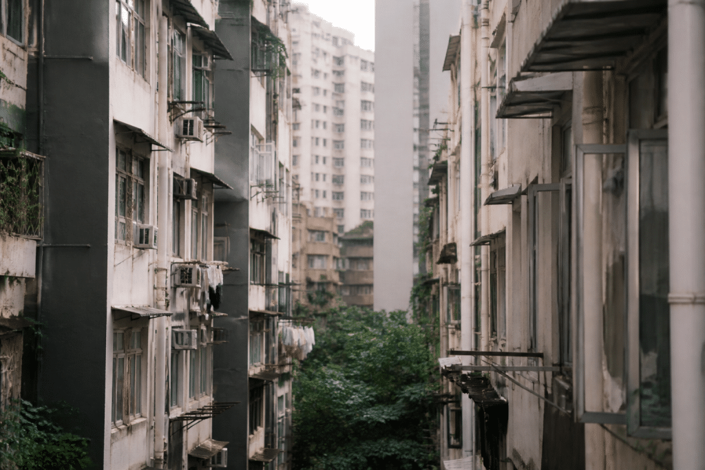 Immeubles collectifs serrés avec petites rues entre bâtiments urbains denses