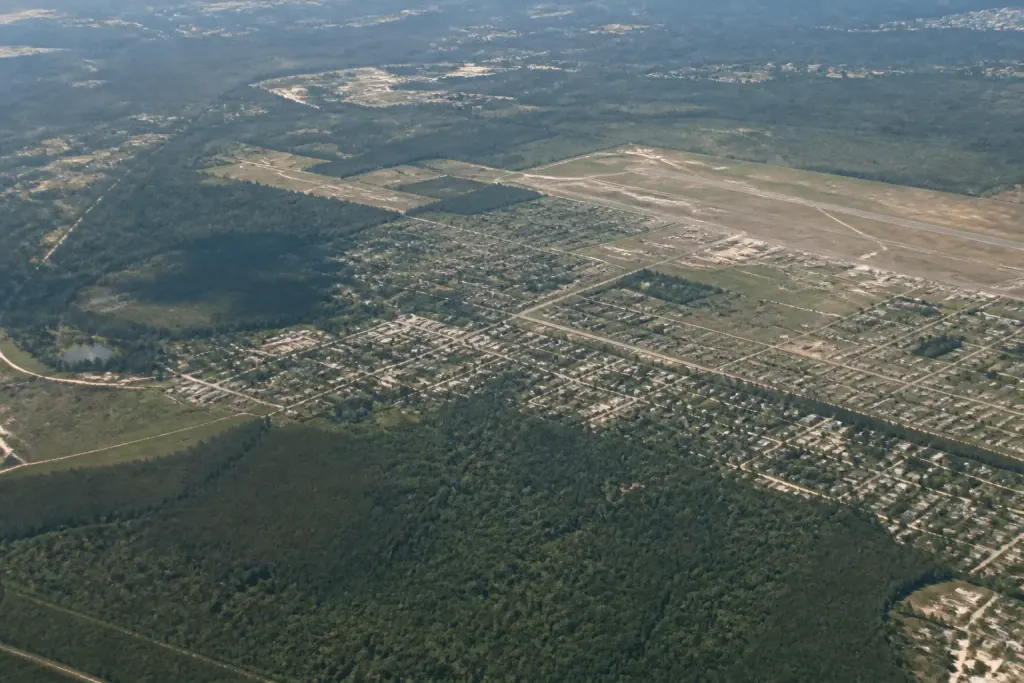 Carte aerienne montrant forets, zones residentielles et terres militaires