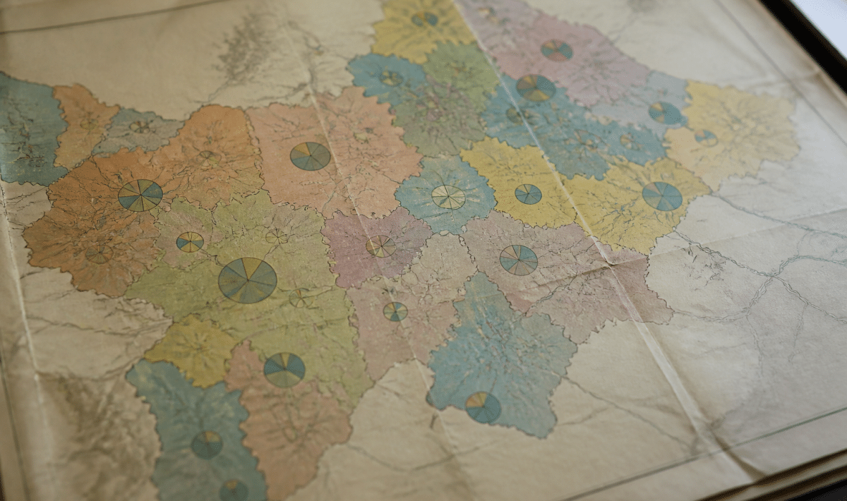 Carte administrative affichant Epinal avec chiffres population superposés