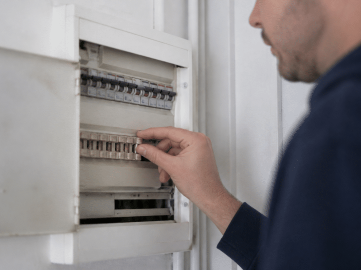 Comment changer un fusible sur un tableau électrique en toute sécurité