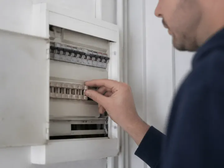 Comment changer un fusible sur un tableau électrique en toute sécurité