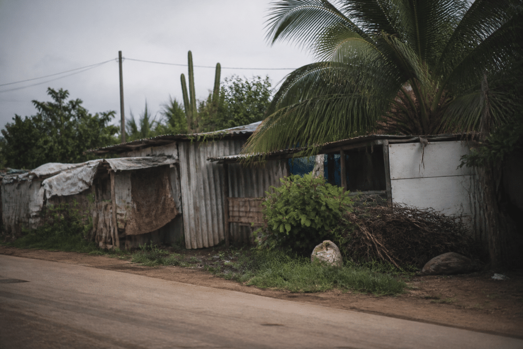 Habitations informelles en bordure route sans eclairage public