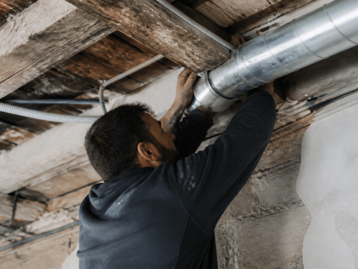 Comment installer une VMC dans une maison ancienne sans tout casser ?