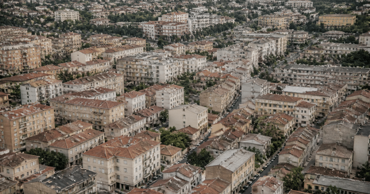 Vue aerienne de Marignane avec immeubles et routes densement construits