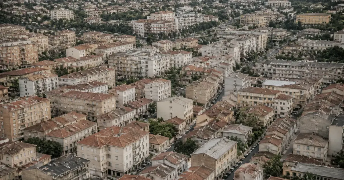 Vue aerienne de Marignane avec immeubles et routes densement construits