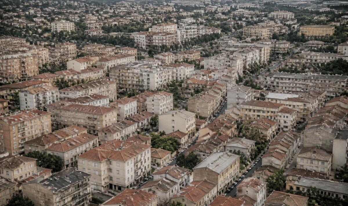 Vue aerienne de Marignane avec immeubles et routes densement construits