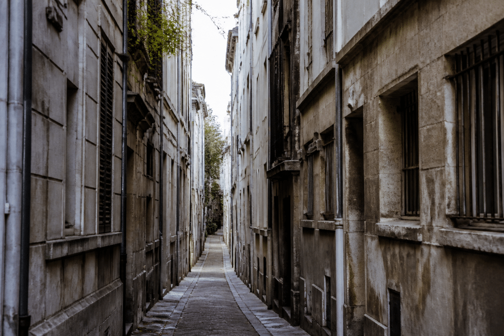 Immeubles resserres centre-ville avec rues etroites densement construites
