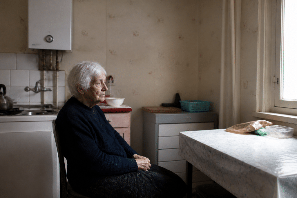 Personnes agees seules dans petit appartement urbain