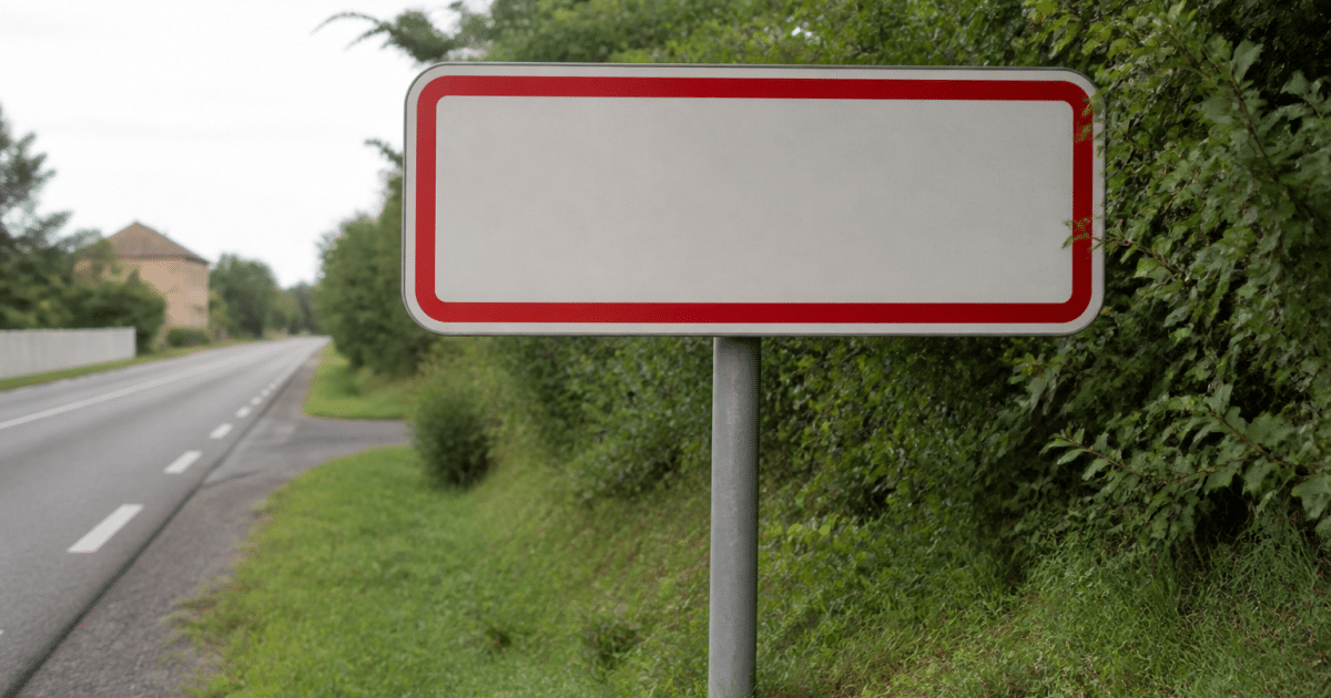 Panneau indicateur affichant la population d'Agen sur route