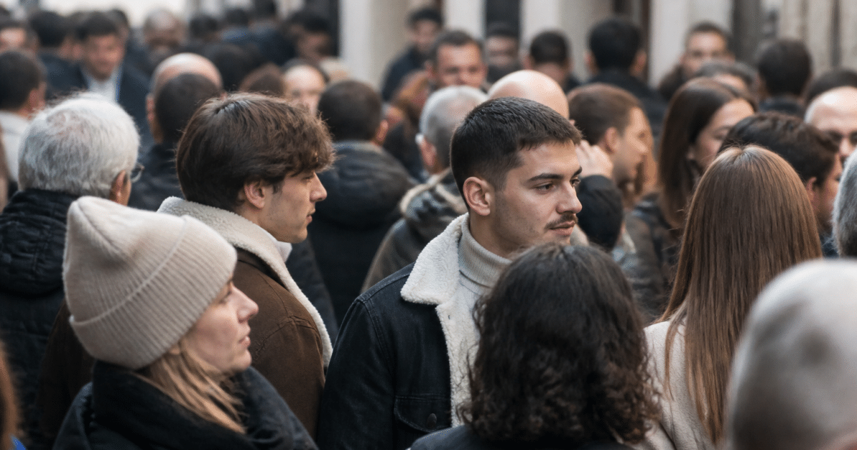 Foule de personnes debout ensemble dans rue animee