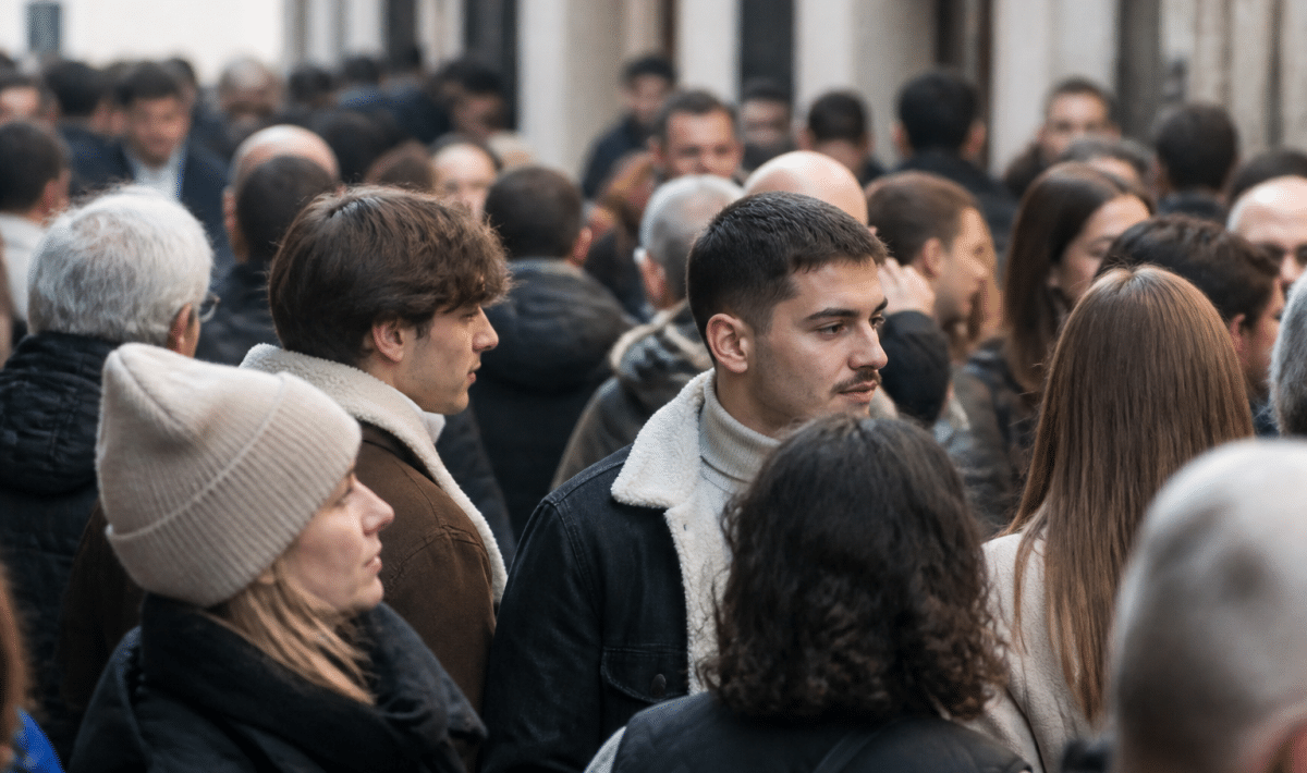 Foule de personnes debout ensemble dans rue animee