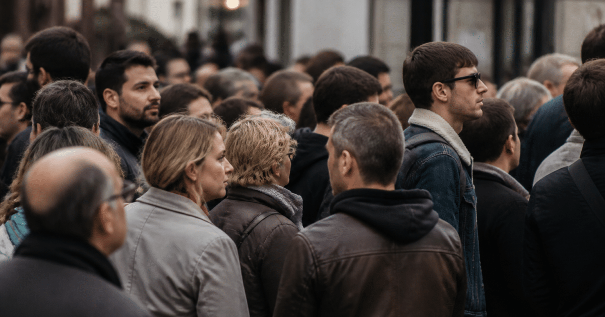 Foule de personnes debout côte à côte dans rue urbaine