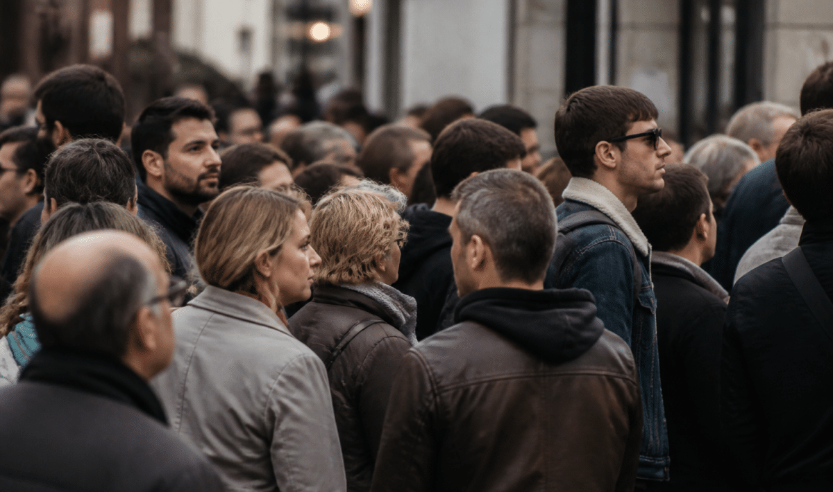 Foule de personnes debout côte à côte dans rue urbaine