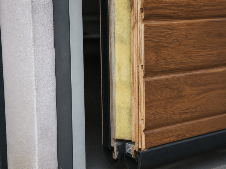 Comment isoler une porte de garage en bois : matériaux et étapes de pose