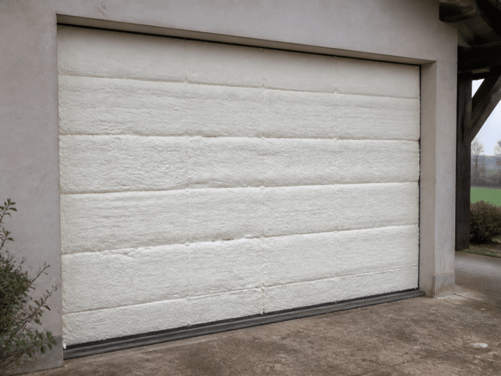 Comment réussir l&rsquo;isolation des portes de garage : matériaux et pose