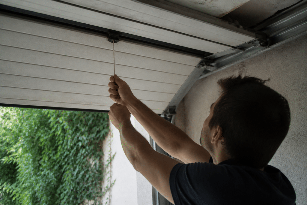 Mains tirant cordon porte garage motorisee bloquee