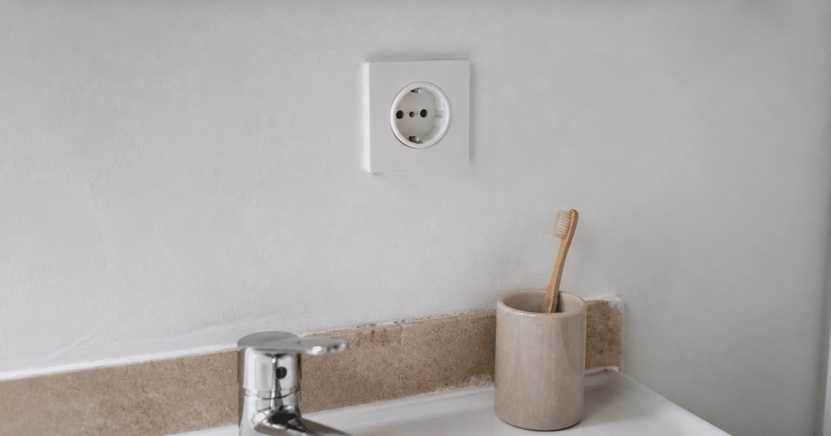 Prise murale blanche installee au-dessus lavabo salle bain