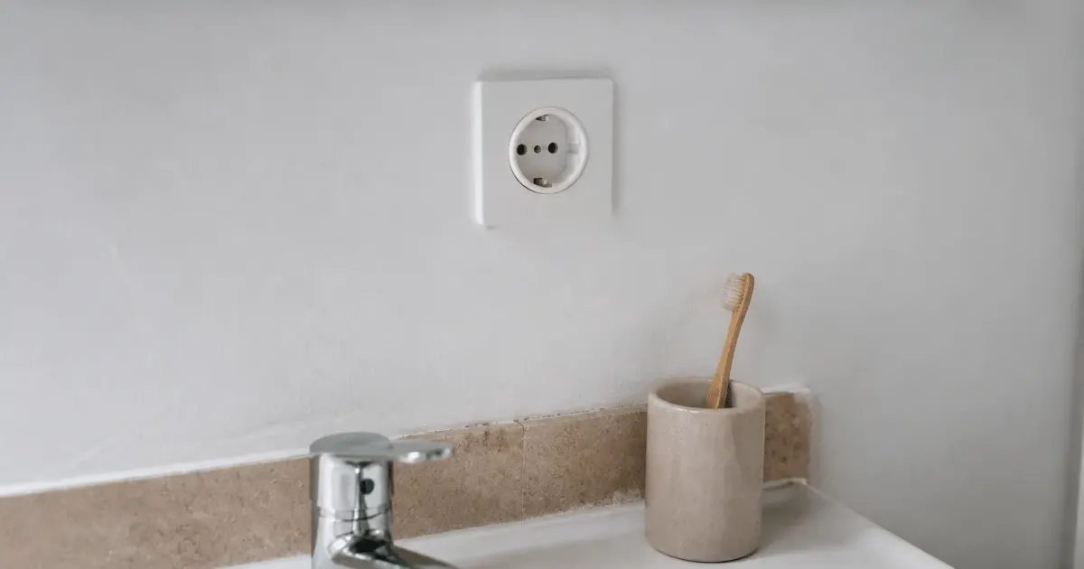 Prise murale blanche installee au-dessus lavabo salle bain