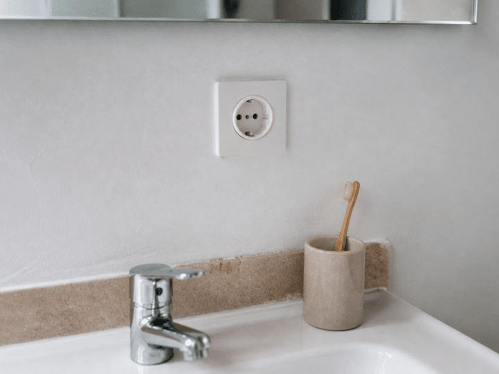 Prise électrique salle de bain lavabo : quelle distance et quelles normes respecter ?