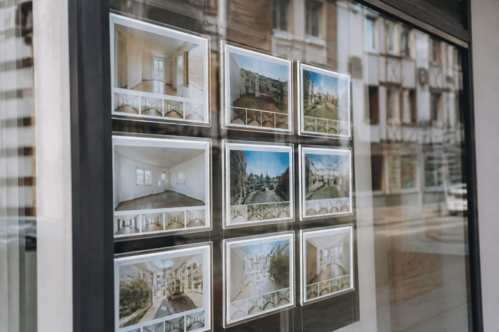 Panneaux immobiliers affichant prix variés quartiers Haguenau