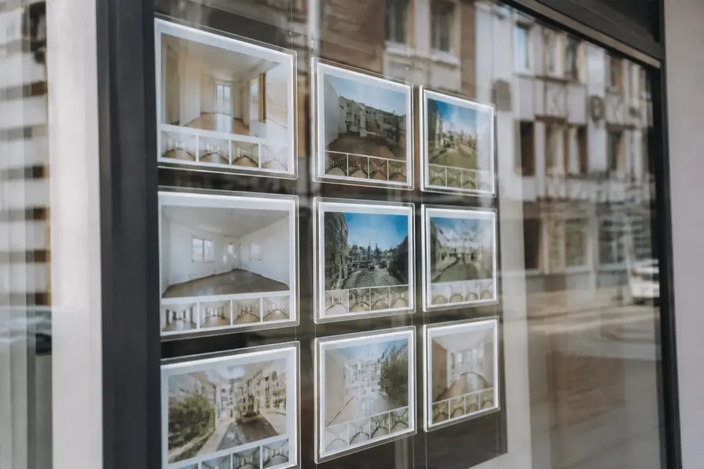 Panneaux immobiliers affichant prix variés quartiers Haguenau