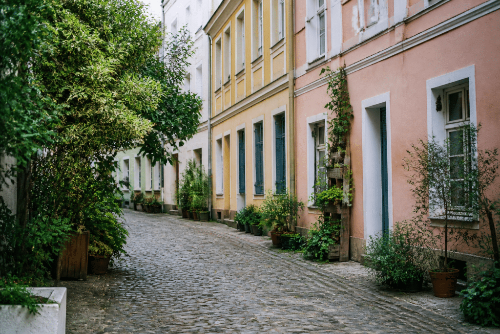 Ruelles pavées du centre-ville avec façades colorées et espaces verts