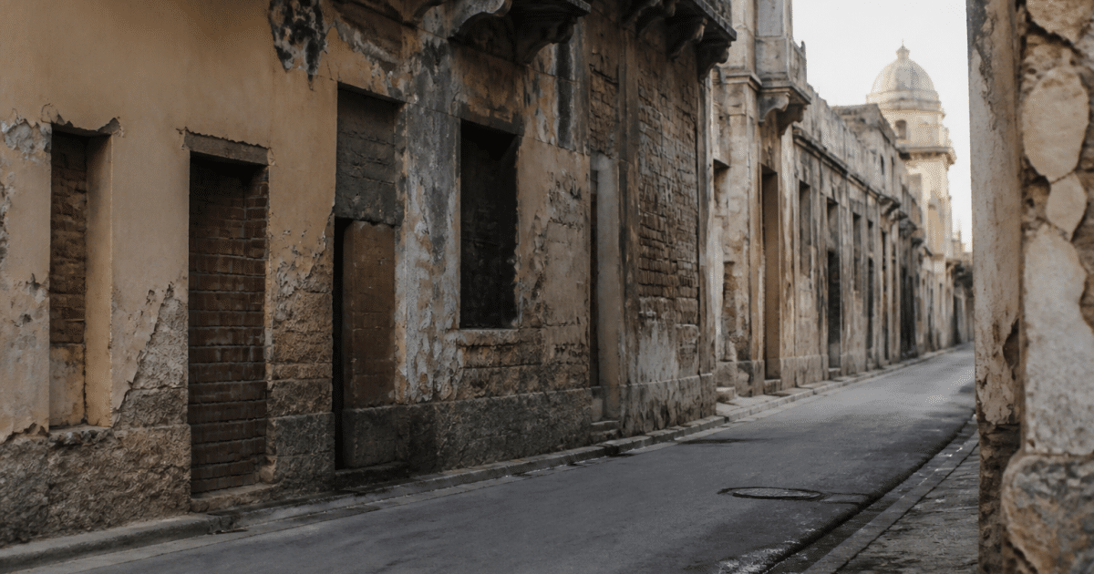 Rue urbaine avec immeubles degradés et rues désertes