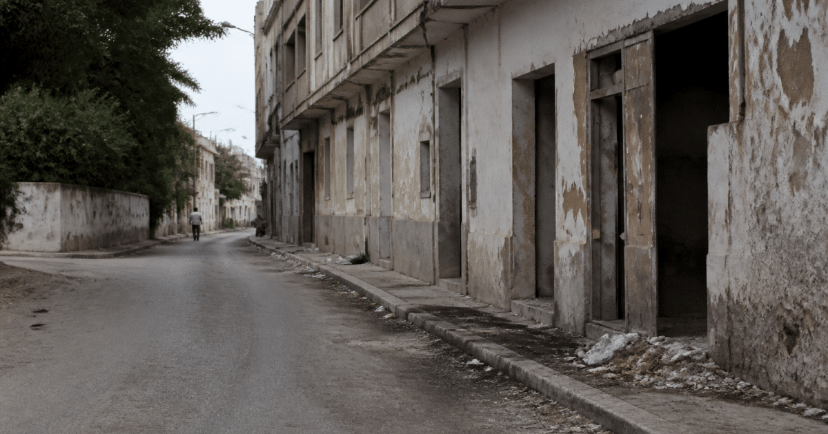 Rues urbaines degradees avec batiments abandonnes et facade deterioree