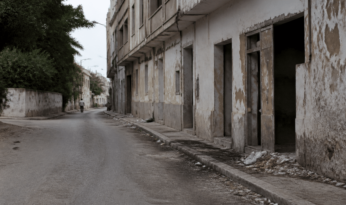 Rues urbaines degradees avec batiments abandonnes et facade deterioree