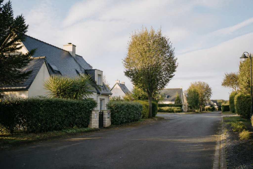 Maisons individuelles spacieuses avec jardins et rues calmes