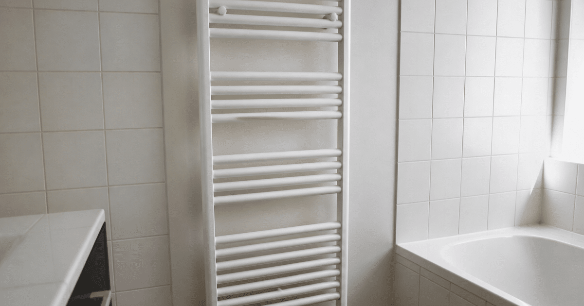 Radiateur blanc fixe au mur salle bain