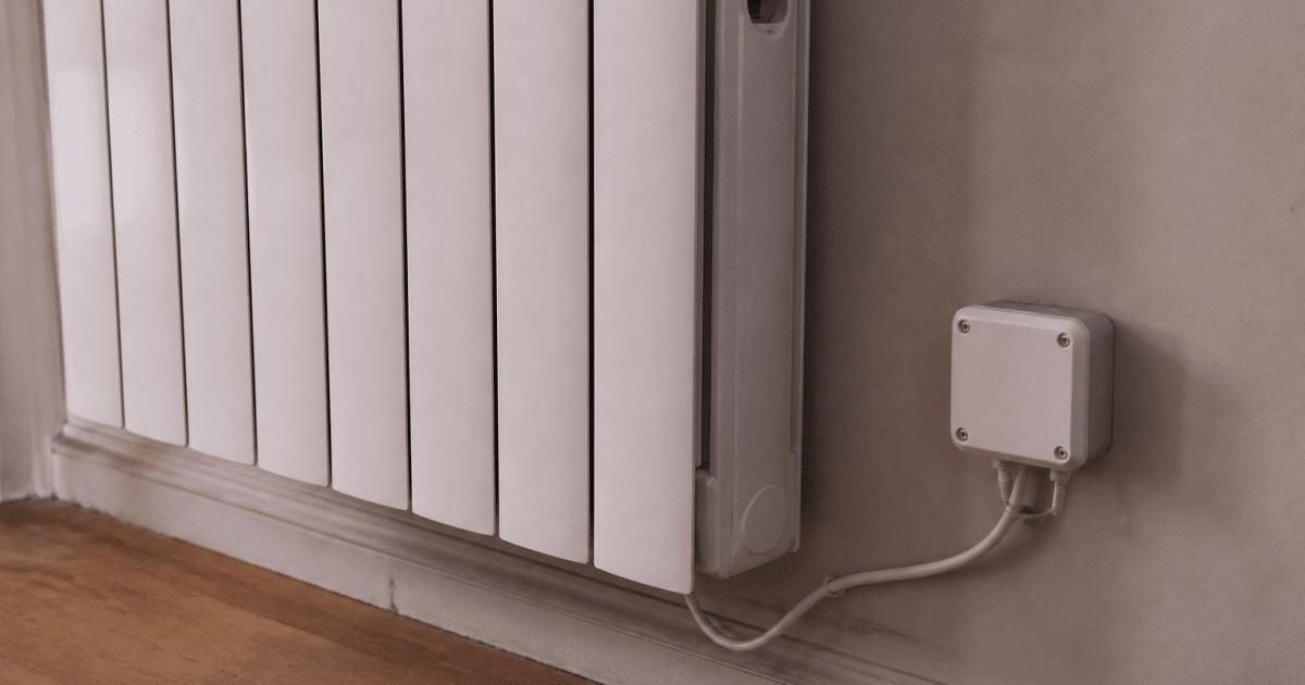 Radiateur électrique mural avec fils de connexion et boîtier pilote