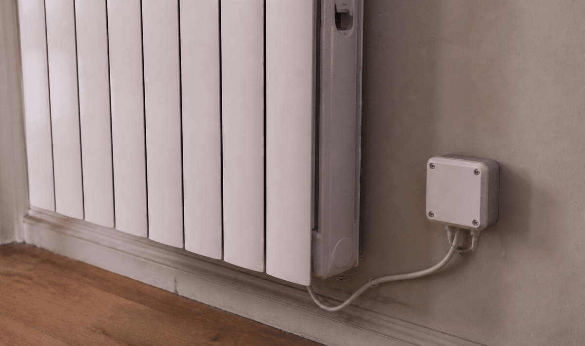 Radiateur électrique mural avec fils de connexion et boîtier pilote
