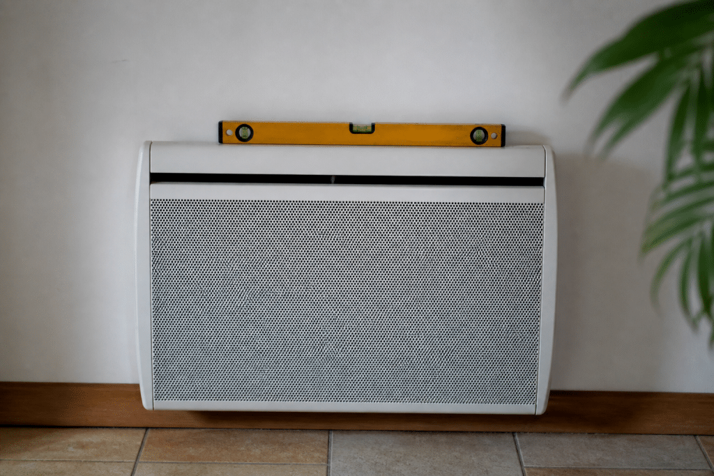 Radiateur electrique fixe au mur avec niveau bulle