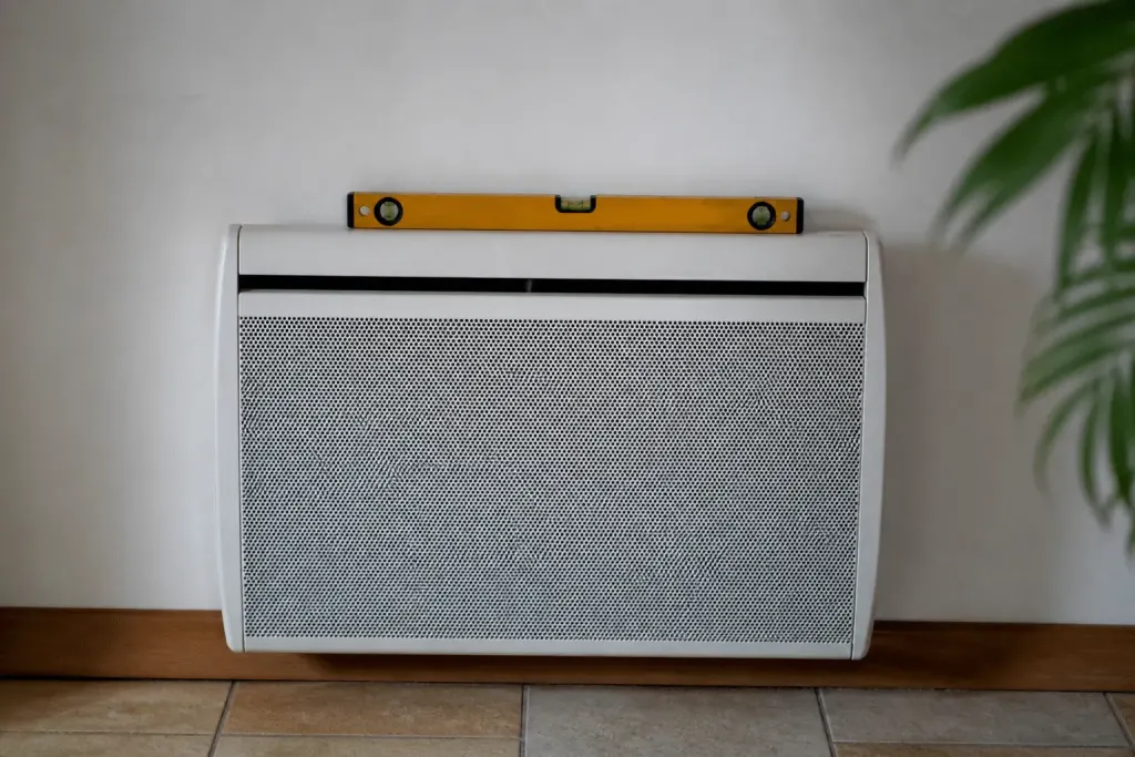 Radiateur electrique fixe au mur avec niveau bulle