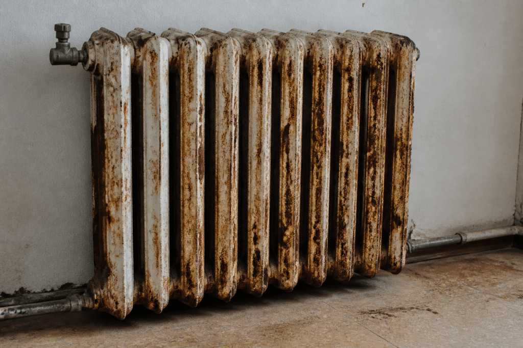 Radiateur metallique rouille avant nettoyage et preparation