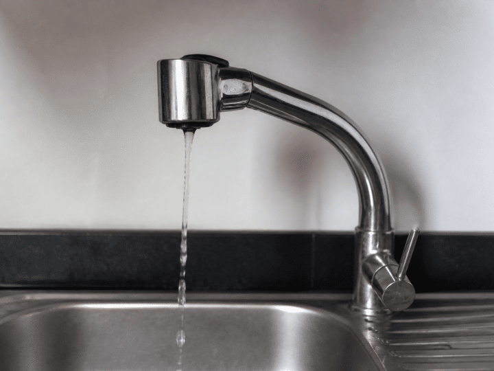 Plus de pression d&rsquo;eau chaude sur un seul robinet : pourquoi et comment régler ça