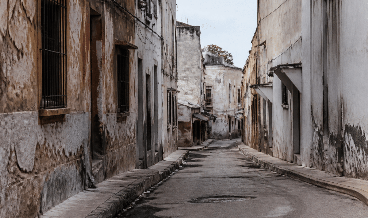 Rue degradee avec immeubles anciens et facades deteriorees