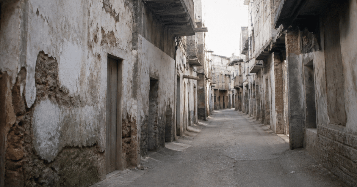Rue etroite de quartier urbain decline avec batiments delabres