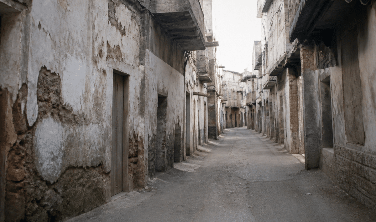 Rue etroite de quartier urbain decline avec batiments delabres