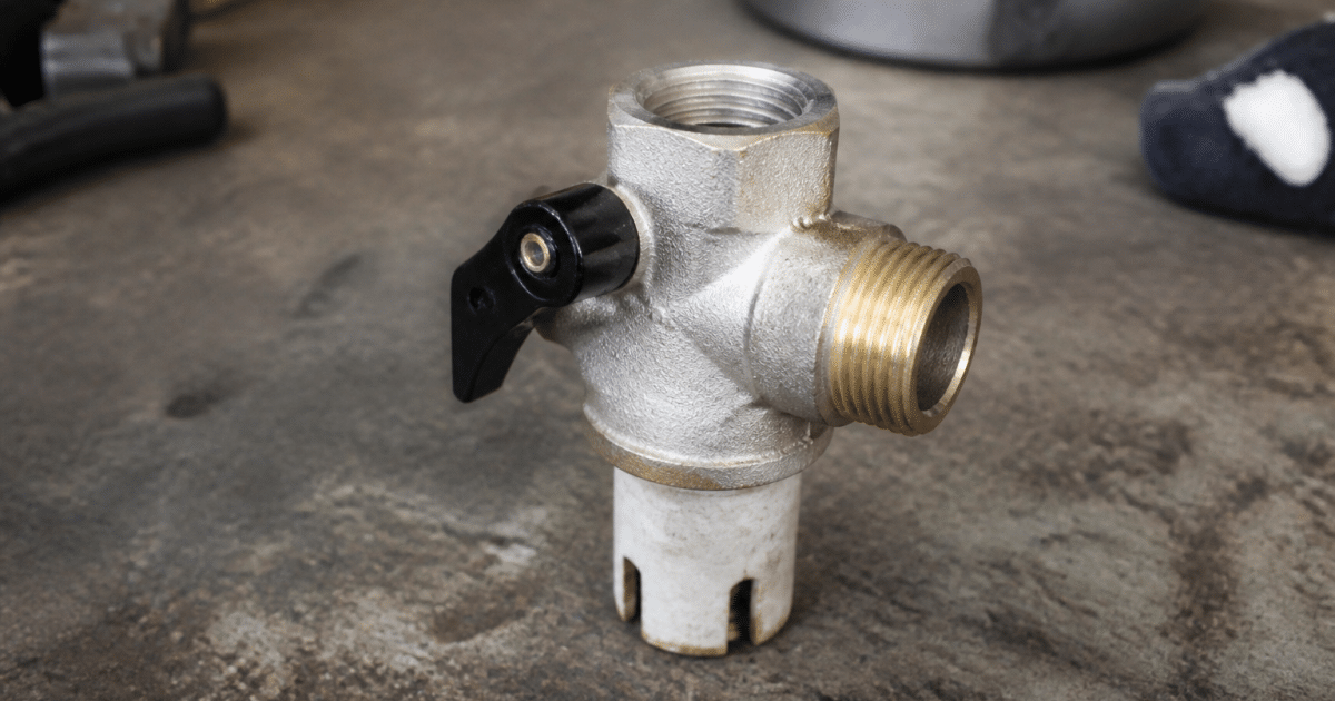 Soupape groupe securite chauffe eau demontee sur etabli
