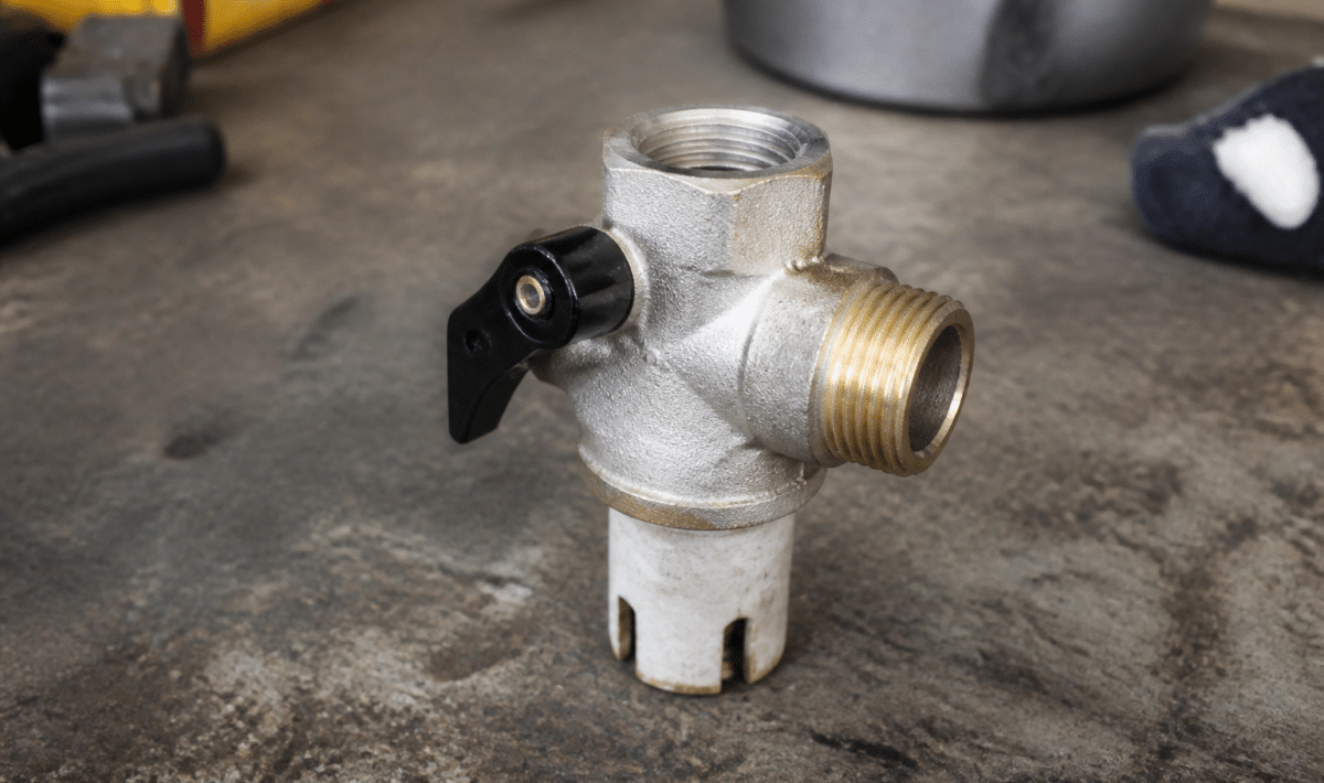 Soupape groupe securite chauffe eau demontee sur etabli