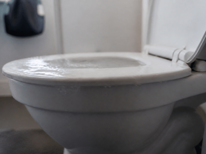 WC bouché avec eau qui monte quand on tire la chasse : que faire ?
