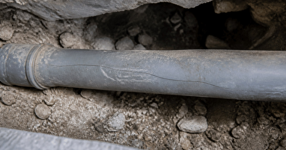 Tuyau de plomberie fissure sous dalle beton grise